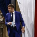"Bračna šala" predsednika i supruge ili šamar: Šta se desilo u Makronovom avionu na pisti u Hanoju? (VIDEO)