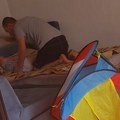 Horor u dračevu: Otac krvnički tuče ćerkicu (4) dok majka sve snima: Monstrum klečao na krevetu i mučki šamarao dete