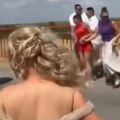 Kolona svatova iz Kovilja naglo zakočila na sred puta, kada su mladenci izašli iz auta, sve im je bilo jasno (video)