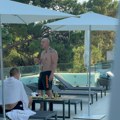 (Paparaco) uhvatili smo Desingericu u Crnoj Gori: Mnoge iznenadilo ono što reper radi u bazenu i sa kim provodi odmor