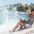 Grčka podigla crvene zastave – plivanje strogo zabranjeno „Ma ima da se kupam kad sam već platio”, kažu neki, stavljajući…