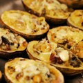 ВИДЕО: Печени кромпир пуњен печуркама и сиром