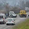Језива несрећа код Бање Ковиљаче: Аутомобил смрскан, делови возила разбацани по путу, има повређених (фото)