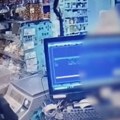 Užas na Bulevaru u centru Beograda: Jeziv snimak, razbojnik upao u prodavnicu, potegao šilo na kasirku