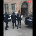 (Video) Prvi snimak hapšenja bankarke iz Novog Sada: Sumnja se da je preko 10 miliona sa računa klijenata prebacila na svoj…