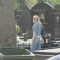 Udovica Saše Popovića na pobusani ponedeljak izašla na groblje: Sama kadi večnu kuću estradnog maga - Simbolika praznika…