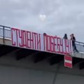 Transparent „Studenti pobeđuju“ okačen na Varadinskom mostu, odmah se pojavila policija