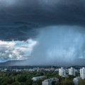 Snažno nevreme stiglo u Zagreb: Olujni vetar obarao stabla, nosio krovove, prevoz stoji - ima i povređenih (video)