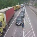 Na Špiljanima kolona vozila sa crnogorskim tablicama, neki čekaju duže od tri sata