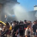 (Video) Neverovatne scene u Berlinu: Vodeni topovi rashlađuju građane zbog toplotnog talasa