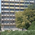 Skinuli stranačku parolu “Srbija pobeđuje” sa zgrade gradske administracije sa čijeg krova otpadaju malter i cigle