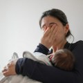 "Moja beba im je zamorče, mene ne poštuju" Ispovest mlade majke pokrenula živu raspravu o posetama bez najave nakon porođaja…