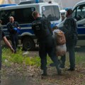 Policija razdvajala demonstrante, povređeno 12 policajaca