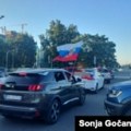 Desetine vozila sa zastavama Srbije i Rusije na protestu zbog posete Zelenskog Srbiji