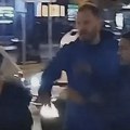 VIDEO Tuča aktivista SNS i građana kod Futoške pijace: Incident nakon ponovnog pokušaja otimanja transparenta "Studenti…