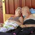 Muž i žena godinama spavaju napolju svake noći: Počelo je kao letnji eksperiment na terasi, a sada ne ulaze u kuću ni po…
