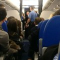 Drama na nebu, putnik hteo da se ubije! Stjuardese zatekle stravičnu scenu u toaletu letelice