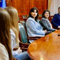 Ministar Jovanović ugostio devojčice iz OŠ „Sveti Sava” u Vladi RS