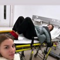 (Foto) Rasta završio u Hitnoj: Reper na bolničkom krevetu, pokrio se jaknom, a devojka Marija se ne odvaja od njega
