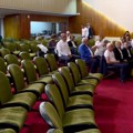 Sednica kragujevačke skupštine trajala 14 časova, obeležilo je ćutanje opozicije za govornicom