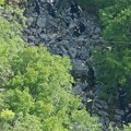Majka sa bebom izgubila ravnotežu na mostu i pala u kanjon: Stravična nesreća na planini