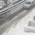 Ni napred, ni nazad! Vozač automobila sa Mirijeva u pravoj agoniji: Dobro se namučio da krene s mrtve tačke