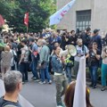Održan protest ispred PS Stari grad zbog belih šatora u Pionirskom parku i ispred Skupštine (VIDEO)