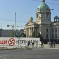 Incident ispred Skupštine: Poslanice NPS pokušale da uklone transparent "Bolje ćaci nego naci"