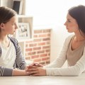 Saveti kako pomoći detetu nakon prvog slomljenog srca