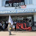 Studenti u blokadi ispred Medicinskog fakulteta u Novom Sadu