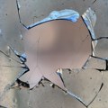 Novi detalji pucnjave u sremskoj Mitrovici! Muškarac vitlao pištoljem ispred škole, pa zapucao na auto, devojka sve gledala