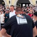 Jokić sa rođenim bratom napravio nezapamćen šou u Kini! Takmičili se u šutiranju trojki, pa popadali od smeha - navijači…