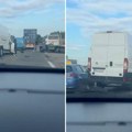 Vrata otpala, osoba zarobljena u kombiju: Stravičan sudar u Zemunu na auto-putu (Video)