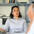 Sramotan potez državne sekretarke iz Srbije na međunarodnom forumu: Pogledajte kako funkcionerka SNS ućutkuje narodnu…