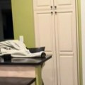 Šokantno otkriće u iznajmljenoj kući Pronašli tajni prolaz u kuhinji, kad su shvatili kuda zapravo vodi - sledila im se krv u…