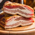 Kilo kobasice 800, slanina 1.100 dinara, a tek čvarci: Ovo je detaljni cenovnik domaćih proizvoda uoči slava