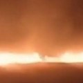 Eksplozije i pucnjava kod skladišta uranijuma! Bljesak svetlosti obasjao nebo iznad vazduhoplovne baze na aerodromu (video)