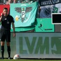 Navijači isključili VAR dok je sudija gledao penal! Arbitar ostao u neverici, ekran se odjednom ugasio! Nije mogao da odluči…