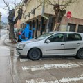 Preko puta policije parkiran na pešačkom