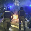 "U redovima policije i ljudi sa kriminalnim dosijeima": Na društvenim mrežama pojavio se snimak policajca koji baca kamenicu…