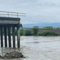 Zjapi rupa preko Zapadne Morave Prvi snimci nakon katastrofalnog rušenja mosta kod Mrčajevaca (foto/video)