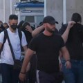 Dok su hrvatski navijači davali izjave izbili sukobi ispred zgrade suda u Atini