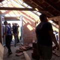 Humana misija, kragujevački vatrogasci sugrađanki obnavljaju krov oštećen u nevremenu