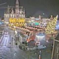 Bizarna nesreća u Belgiji: Pala novogodišnja jelka visoka 20 metara, jedna žena poginula, povređene dve osobe VIDEO