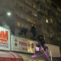 Slike užasa na Novom Beogradu: Gori lokal brze hrane, vatrogasci s maskama ulaze kroz krov, radnici evakuisani