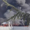 Прве фотографије са места пожара у Београду! 30 ватрогасаца гасило ватру у напуштеној фабрици у Учитељском насељу