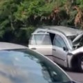 Prvi snimci, težak udes kod Mladenovca: Posle direktnog sudara sa autobusom, auto zgužvan (video)