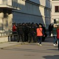 Napeto u Novom Sadu uoči večerašnjeg protesta: Grad vrvi od policije u „borbenoj opremi“, džipovi i marice u dvorištu…