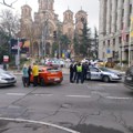 Sudarili se policijski i putnički auto u centru Beograda: Prve slike sa mesta nesreće, potpuno razbijen branik (foto)