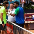 Cicipas napravio skandal nasred terena! Pogodio protivnika, izgubio meč, pa započeo svađu! Sudija sišao da smiri tenisere